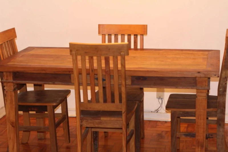 Jogo de Mesa com 4 Cadeiras; Madeira Maciça de Demolição
