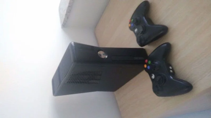 XBOX 360 Seminovo 250 GB + 2 Controles sem Fio + Fonte