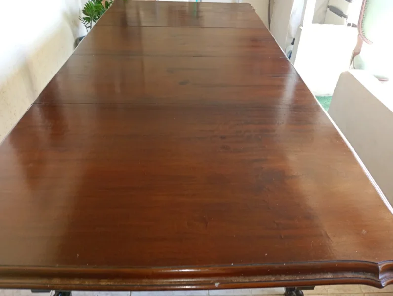 Mesa de jantar antiga de madeira