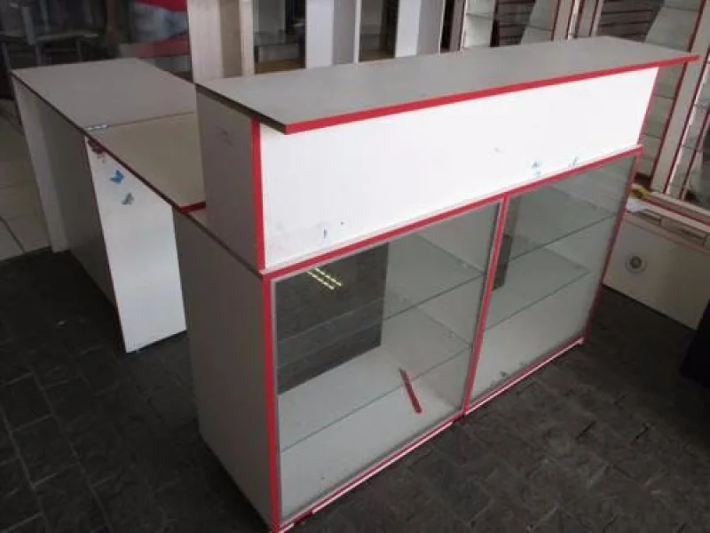 Balcão/vitrine em "l" de Madeira e Vidro
