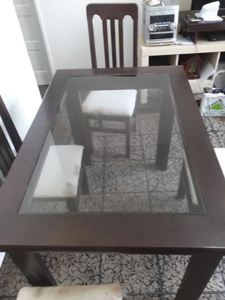 Vendo Mesa com 4 Cadeiras