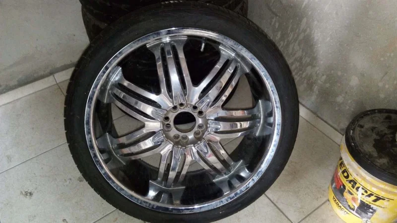Roda Aro 22 Liga Leve para Camionetas Roda Cromada com Pneu Semi Novos