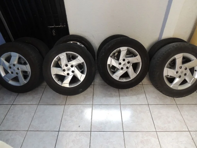 Roda de Liga Leve Aro 16 com Pneus
