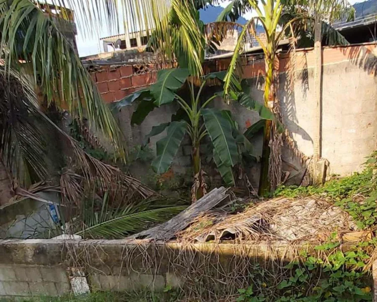 Vende-se um Terreno 225 m2 e uma Casa na Estrada da Cachamorra Campo G