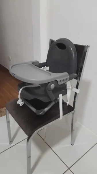 Assento elevatório Chicco Pocket Snack portátil na cor cinza.