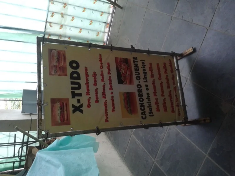 Placa de X Tudo e Cachorro Quente