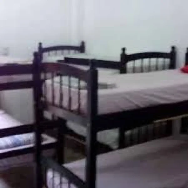 Alugo Vaga em Pensão na Zona Oeste ao Lado de Estação de Trem