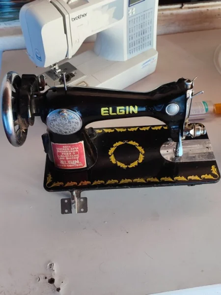 Máquina de Costura Elgin