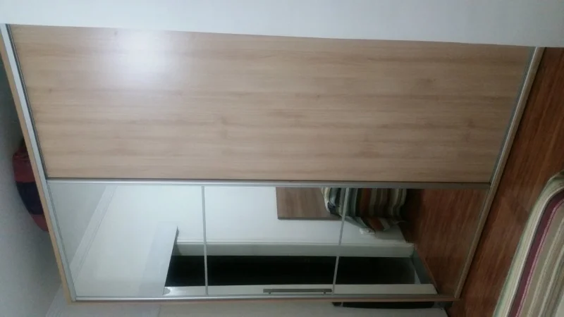 Guarda Roupa com uma Porta de Espelho