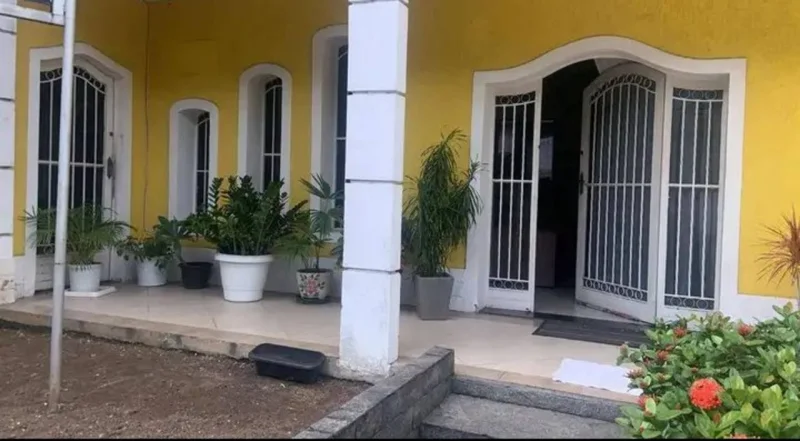 Atenção Investidores Prédio com 3 Apartamentos e Casa