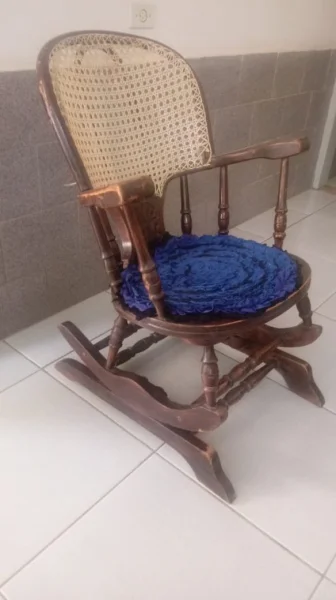 Cadeira de Balanço Antiga