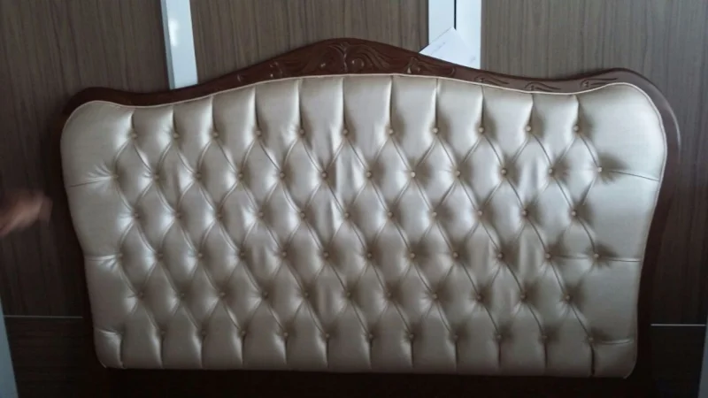 Cabeceira de Cama Entalhada em Capitone