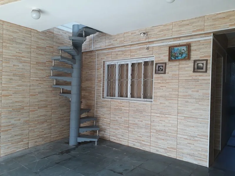 Sobrado Espaçoso, na Avenida, em Estância Turística