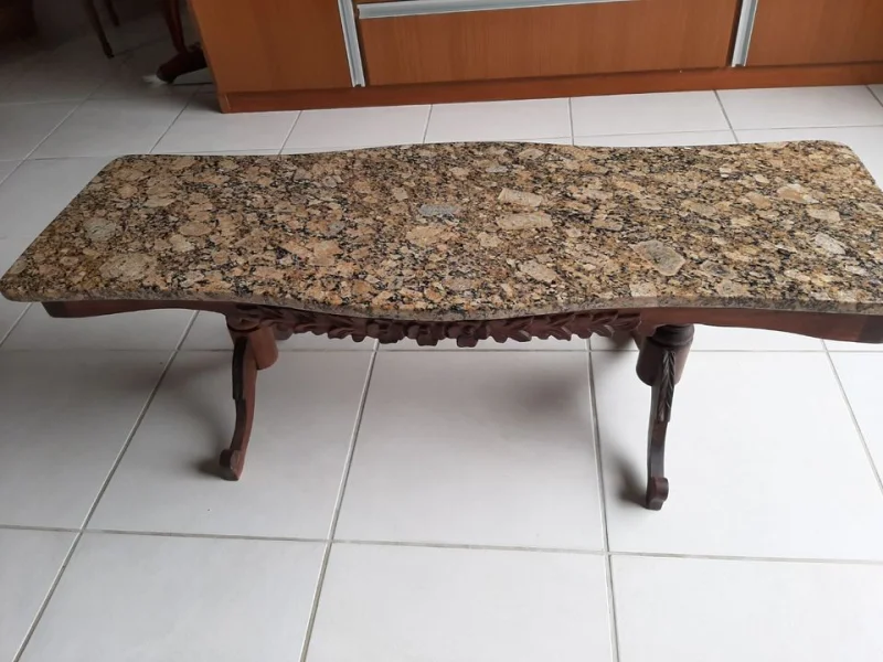 Mesa de Centro com Suporte de Madeira e Tampo de Granito