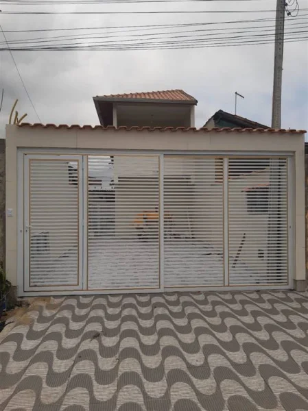 Casa Nova com Excelente Localização, Perto do Comércio