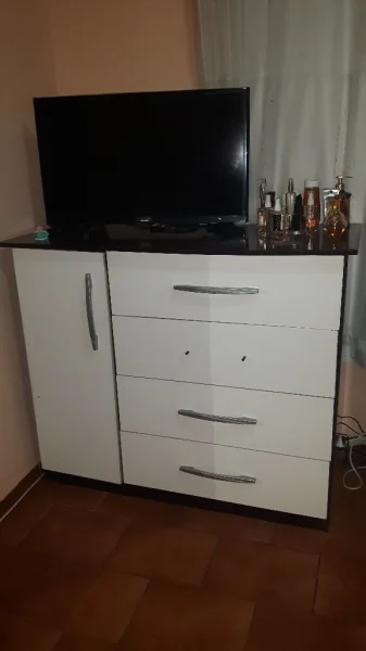Cômoda 4 Gavetas e 3 Prateleiras